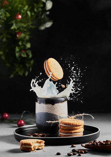 Cake Splash Photography, Funny Food Photography, Splash Photography Ideas, Pop Art Food Photography, Food Photography Lighting Setup, Coffee Commercial, Food Staging, Creative Food Photography, Photo Splash