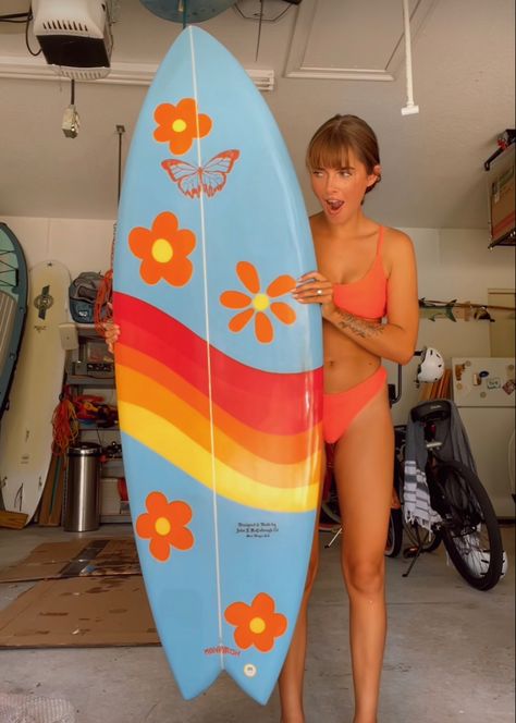 Girly Surfboard, Skimboard Designs, Paint A Surfboard, Skim Board, Surfboard Painting Ideas, Surf Board Painting Ideas, Surf Boards Aesthetic, Surf Board Art, Painted Surfboard