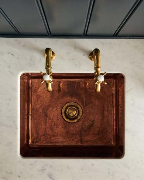 deVOL Aged Copper Single Sink | deVOL Kitchens Sink With Brass Faucet, Copper In The Kitchen, Copper Countertops, Copper Bar Sink, Brass Faucets, Copper Kitchen Sink, Interior Design Course, Devol Kitchens, Green Sink