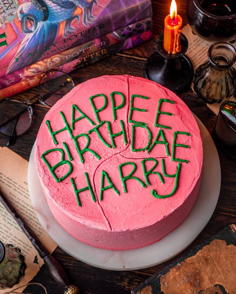 Tort Harry Potter, Kue Disney, Happee Birthdae Harry, Gateau Harry Potter, Harry Potter Snacks, Happy Birthday Harry, In Bloom Bakery, Bloom Bakery, Harry Potter Movie Night