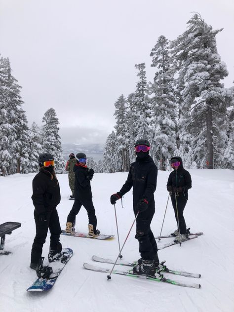 Skiing Family Aesthetic, Skiing With Family Aesthetic, Family Ski Trip Aesthetic, Group Ski Trip, Ski Trip Friends, Funny Skiing Pictures, Winter Outfits Aesthetic Snow, Snow Outfits For Women Snowboarding, Aesthetic Snow Outfits