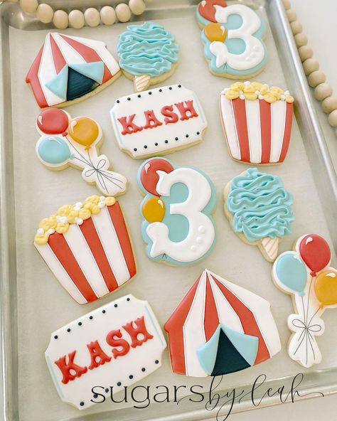 Leah Malvarose on Instagram: “Carnival cuties 🖤 • • • #decoratedcookies #customcookies #cookiesofinstagram #sugarsbyleah #carnivalcookies” Three Ring Circus Birthday, Three Ring Circus Birthday Party, Three Ring Circus, Birthday Party Cookies, Circus Cookies, Party Cookies, Circus Birthday Party, Circus Birthday, Circus Theme