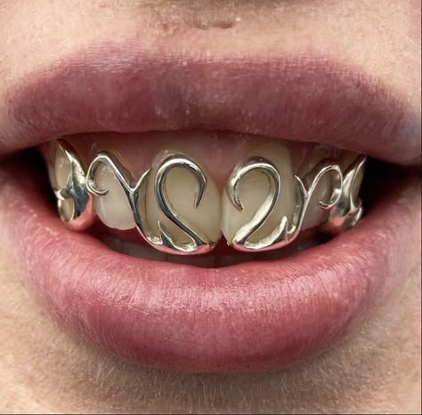 Unique Grills Teeth, Grill Ideas Teeth, Cool Grills, Gold Grill Women, Fangs Grillz Women, Cute Grills For Women, Grills For Women Teeth, Grillz Women, Girly Grillz