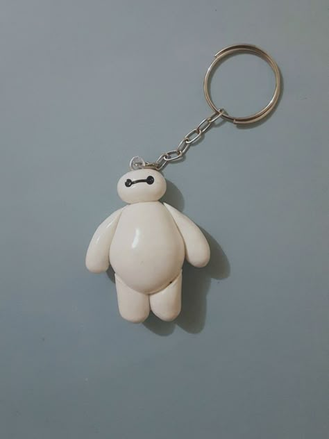 Baymax Clay Diy, Baymax Polymer Clay, Cute Keychain With Clay, Anime Clay Crafts, How To Make Clay Keychains, Clay Keychain Ideas Aesthetic, Clay Keychain Aesthetic, Anime Clay Charms, Baymax Clay