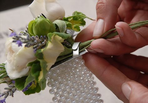 Corsage Wedding Diy, Diy Corsage Wristlet, Wedding Coursage, Prom Corsage Diy, How To Make Corsages, Make A Corsage, Diy Wrist Corsage, Flowers At Wedding, Wristlet Corsage