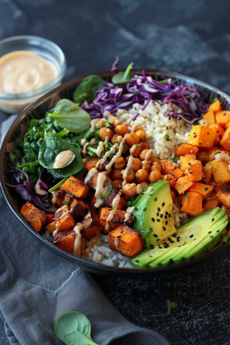 Buddha Bowl Healthy Cafe Food, Nutritious Bowls, Dinner Idea Easy, Macro Bowl, Buddha Bowl Recipe, Vegetarian Bowls, Nourish Bowls, Buddha Bowls Recipe, Healthy Bowls Recipes