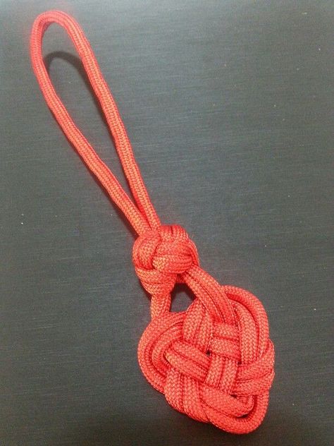 25 DIY Paracord Keychain Ideas with Instructions Knot Keychain, Celtic Heart Knot, Paracord Projects Diy, Paracord Necklace, Paracord Diy, Paracord Knots, Heart Knot, Paracord Keychain, Knots Diy