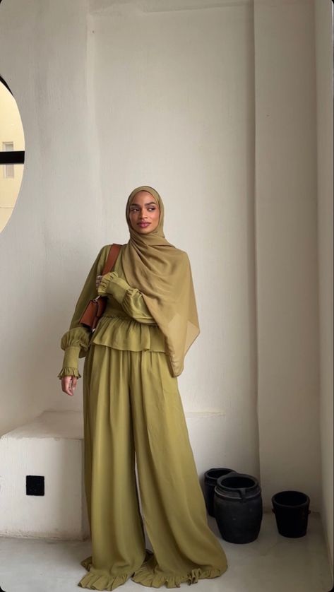 Boho Hijab Outfit, Modest Two Piece Outfits, Hijabi Soiree, Hijabi Styles, Modest Outfits Muslim, Outfits Muslim, Modest Casual Outfits, Modest Dresses Fashion, Color Blocking Outfits