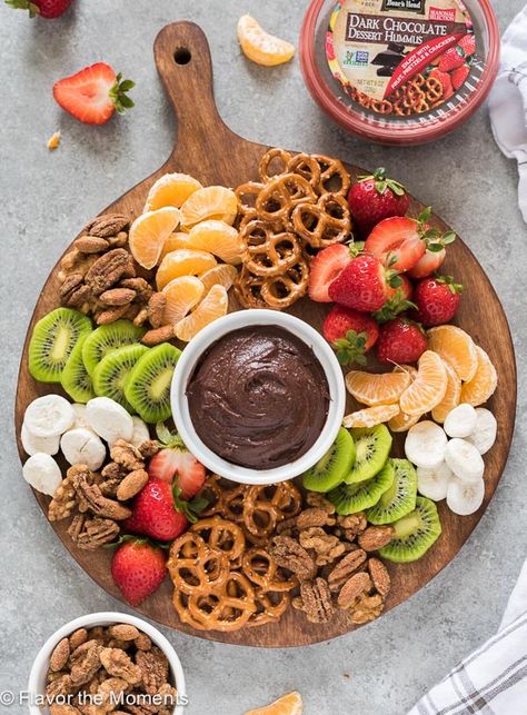 Easy Platter Ideas Finger Foods, Snack Plates Parties, Meat Platter Ideas Finger Foods, Easy Grazing Platter Ideas, Food Trays For Parties, Candy Tray Ideas, Fruit And Nut Platter, Birthday Party Food Ideas For Adults, Choc Fondue