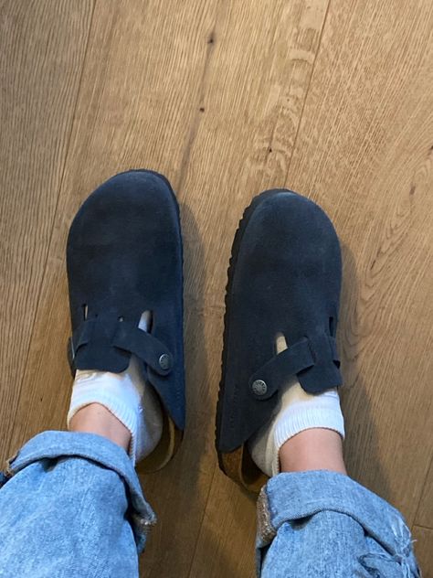 Birkenstock Boston Midnight, Navy Boston Birkenstocks, Boston Clogs Socks, Doc Martin Clog, Boston Birkenstock Aesthetic, Birkenstock Clogs Aesthetic, Blue Birkenstocks Outfit, Clog Aesthetic, Birkenstock Outfit Aesthetic