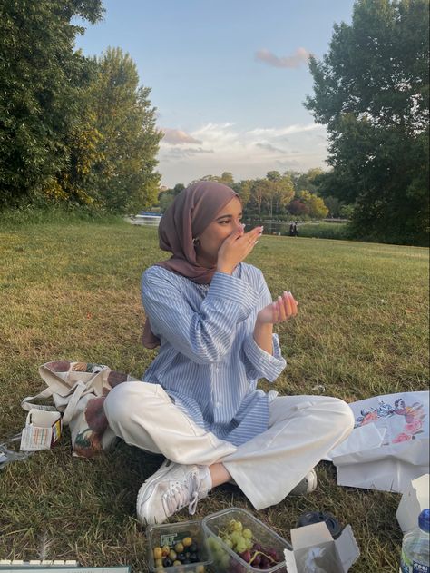 Hijabi outfit aesthetic picnic summer Muslim Summer Outfits, Modest Summer Outfits Muslim, Summer Outfits Muslim, Aesthetic Hijabi Outfits, Hijabi Summer Outfits, Hijabi Fashion Summer, Picnic Outfit Summer, Hijab Outfit Summer, Hijab Trend