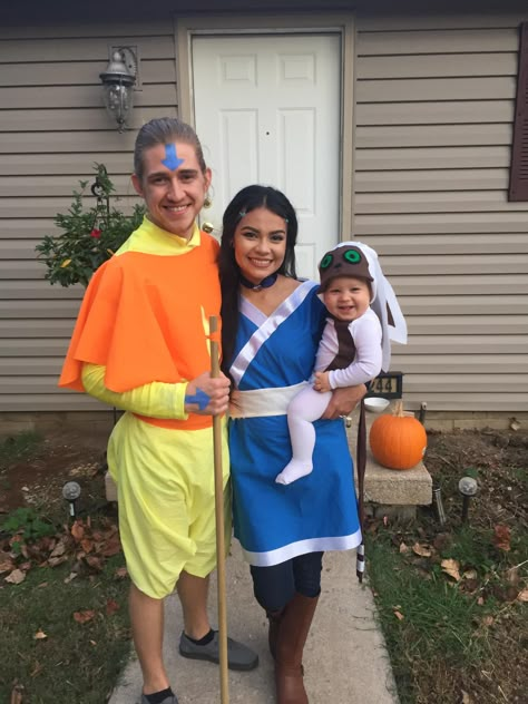 Family Anime Cosplay, Avatar The Last Airbender Trunk Or Treat, Family Anime Costumes, Avatar The Last Airbender Family Costume, Avatar The Last Airbender Couple Costume, Pregnant Characters Halloween Costumes, Family Cosplay Ideas Anime, Anime Family Costumes, Avatar Family Costume