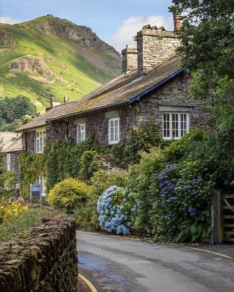 England Aesthetic, England Countryside, English Village, Countryside House, British Countryside, Country Side, Beautiful Villages, Old Stone, English Cottage