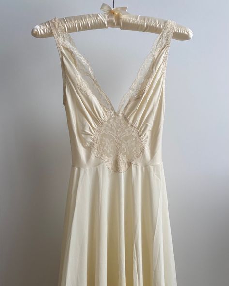 #aesthetic #vintage #vintagestyle #vintagedress #coquette Vintage Wedding Dress Silk, Vintage Slip Wedding Dress, Vintage Bride Aesthetic, Romantic Ethereal Style, Vintage White Dress Aesthetic, Vintage Wedding Nightgown, Vintage Dress Aesthetic, Cream Wedding Dress, Vintage Cotton Dress