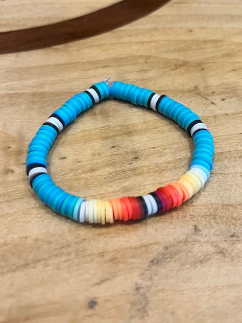 This super cute beaded bracelet is inspired by sunsets in a western desert! This style is sure to add a pop of color to any outfit! Western Heishi Bracelet, Clay Beads Jewelry Ideas, Western Clay Bead Bracelet, Western Beaded Bracelets, Country Bracelets, Western Beaded Jewelry, Claybead Bracelet, Diy Western Jewelry, Bracket Ideas