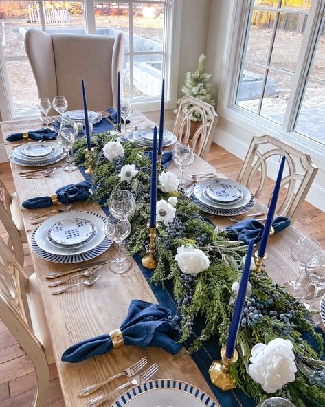 Blue Christmas Place Setting, Navy Dinner Table Setting, Christmas Table Settings Blue And Silver, Blue Christmas Plates, Navy Blue Christmas Dining Table, Delft Table Setting, Blue White Christmas Table, Blue And Silver Holiday Decor, Blue Dining Room Christmas Decor