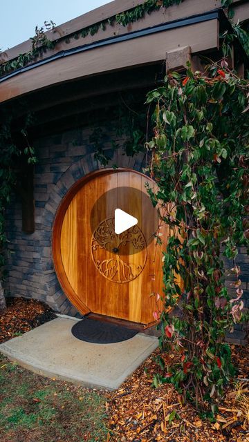 nikki | long term & adventurous travel on Instagram: "STAY IN A HOBBIT HOUSE?? 🧝‍♀️🍄🧚✨  This amazing Airbnb let’s you live out your Lord of the Rings dreams in a cozy ‘underground’ hobbit hole.   @treehouses_of_serenity have 7 incredibly unique Airbnb’s on this property in Asheville, each one with an amazing theme or experience.   If you’ve ever wanted to be Bilbo Baggins for a day, you’ve got to check this place out!   #hobbithouse #treehousesofserenity #uniqueairbnb #ashevilleairbnb #ashevillenc #lotr" Hobbit House Design, Hobit Houses Inside, Hobbit Style House, Hobit Houses Aesthetic, Hobbit Inspired House, Hobbit Home Aesthetic, Hobbit Aesthetic Home, Diy Hobbit House, Hobit Houses