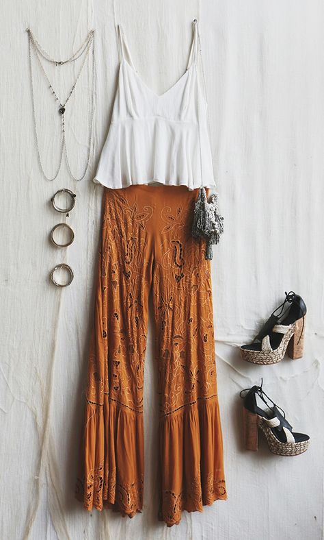 Petite Boho Fashion, Slouchy Dress Outfit, Boho Dresses Casual, Boho Clothing Style Summer, Western Boho Concert Outfit, Newest Fashion Trends 2023, Free People Outfits Summer Bohemian, Southwestern Boho Outfits, Boho Poncho Outfit