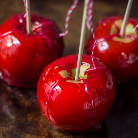 Learn how to make Poison Apples, an easy but perfect treat for Halloween! Candy Apple Photography, Cinnamon Candy Apple Recipe, Carnival Snacks, Portfolio Typography, Microwave Peanut Brittle, Halloween Candy Apples, Candy Apple Recipe, Candied Apples, Caramel Apples Easy