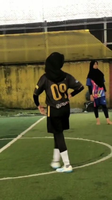 Bola Jaring, Hijabi Lifestyle, Girl Playing Soccer, Main Bola, Koleksi Makeup, Cute Birthday Ideas, Hijab Aesthetic, Casual Hijab Outfit, Netball