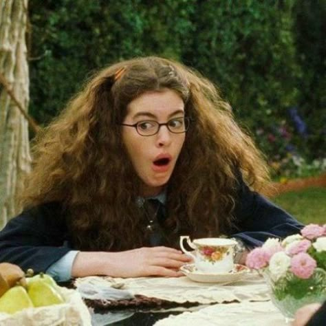 Mia Thermopolis, Diary Movie, Literally Me Characters, Filmy Vintage, The Princess Diaries, Magazine Collage, I Love Cinema, Princess Diaries, Pretty Princess