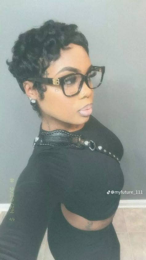 Outfits With A Pixie Haircut, Black Women Low Cut Hairstyles, Betty Boop Hairstyle Short Hair, Highlight Pixie Haircut, Fall Pixie Hair Color Black Women, Short Big Chop Hairstyles, Cute Short Cuts For Black Women, Betty Boop Pixie Cut, Quickweave Pixie Cut