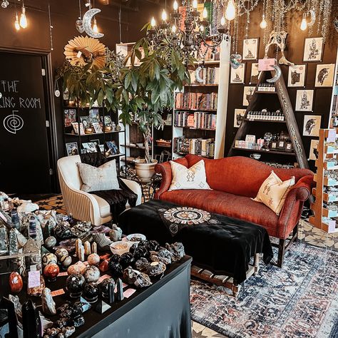 Witch shop vibes Witchy Store Display, Tarot Shop Aesthetic, Witch Shop Ideas, Spiritual Shop Ideas, Witch Cafe Aesthetic, Witchy Craft Room, Witchy Store Aesthetic, Witchy Shop Aesthetic, Witch Interiors