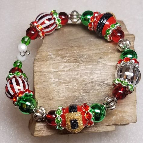 Junk Bracelets, Holiday Jewelry Diy, Tree Charms, Bead Projects, Christmas Color, Memory Wire Bracelet, Christmas Bead, Christmas Bracelet, Memory Wire Bracelets