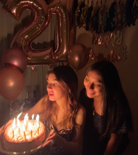 Bff Birthday Aesthetic, 21st Birthday With Friends, Birthday Friends Photo, Birthday Astethic Pictures, Best Friend Birthday Aesthetic, Its My Birthday Aesthetic, Aesthetic Birthday Outfits, Birthday Inspo Outfits, 21 Birthday Aesthetic