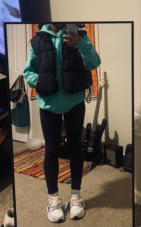 Gilet And Hoodie Outfit, Jacket And Tights Outfit, Hoodie And Puffer Jacket Outfit, Hoodie With Vest Outfits, No Sleeve Puffer Jacket Outfit, Outfits With Black Puffer Vest, Puffer Vest Outfit Black Women, Outfit Ideas With Air Force Ones, Outfit Ideas With Vest