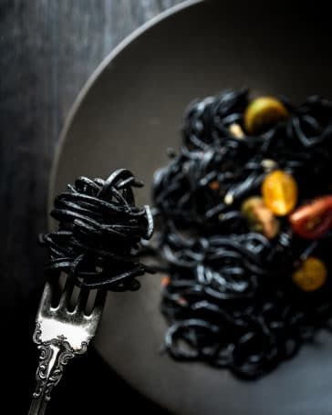 Squid Ink Pasta Recipe, Goth Food, Black Foods, Gothic Food, Serious Black, Black Pasta, Ink Pasta, Pasta With Garlic, Squid Ink Pasta