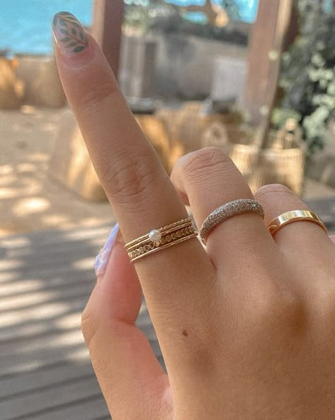 Gold Ring Hand, Gold Stacker Rings, Gold Ring Combo, Ring Stack Dainty, Simple Gold Ring Stack, Simple Gold Band Ring, Ring Combos Gold, Pretty Rings Gold, Dainty Gold Ring Stack