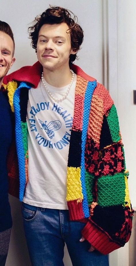 ba. on Twitter: "Cozy babie nation… " Harry Styles Sweater, Harry Styles Clothes, Harry Styles Cardigan, Harry Styles Outfit, Rainbow Cardigan, Patchwork Cardigan, Celebrity Look Alike, Crochet Vintage, Harry Styles Wallpaper