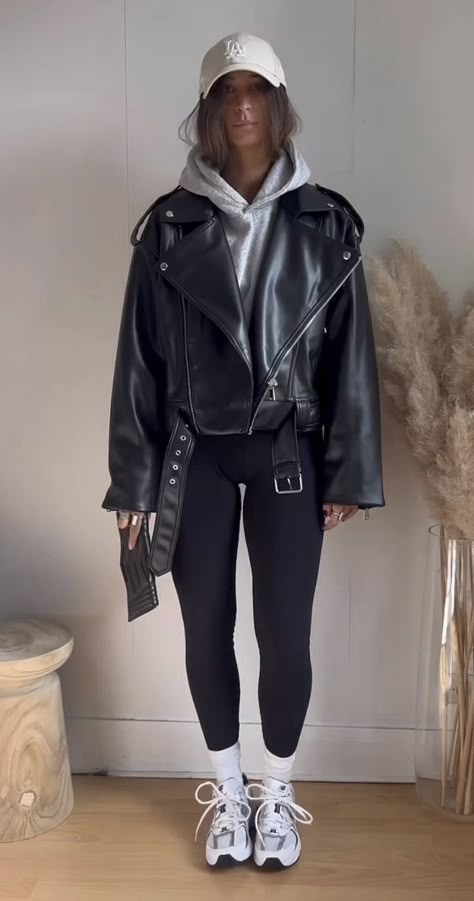 Athleisure Outfits Leather Jacket, Philly Outfits Fall, New York Street Style 2023 Winter, Comfy Leather Jacket Outfit, Outfit Ideas For Autumn 2024, Sweats And Leather Jacket Outfit, Leggings Leather Jacket Outfit, Chic Athleisure Outfits Winter, Trendy Outfits For 2024