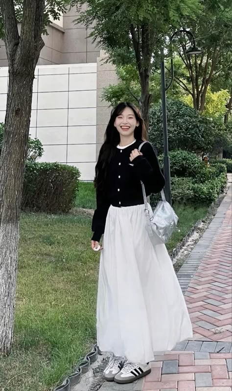 Long Skirt Cute Outfits, Long Skirt Outfits With Jacket, Maxi Skirt Outfit Japanese, White Skirt Casual Outfit, White Skirt Korean Outfit, Japanese Outfits Skirt, Outfit With White Skirt Long, Cute Long Skirt Outfits Korean, White Long Skirt Outfit Korean