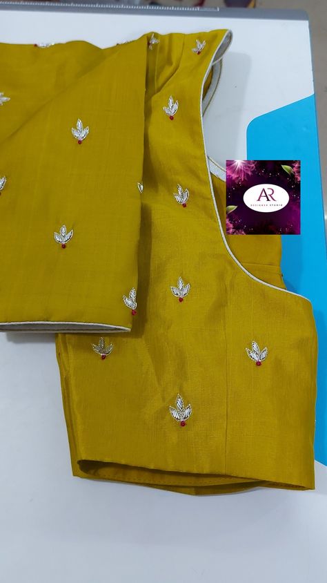 Simple Maggam Work Buties, Simple Embroidered Blouse Designs, Buties Work Blouse, Simple Work Blouse Designs Latest, Simple Maggam Work Blouses, Blouse Designs Aari Work, Blouse Maggam Work, Work Blouse Designs, Maggam Work Blouse