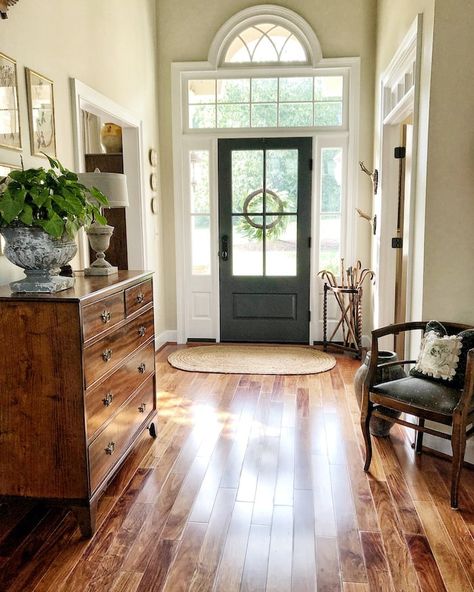 European Country Home, Farmhouse Entryway Table, French Farmhouse Kitchen, French Farmhouse Style, European Style Homes, Farmhouse Entryway, Casa Country, Entryway Ideas, Small Entryway