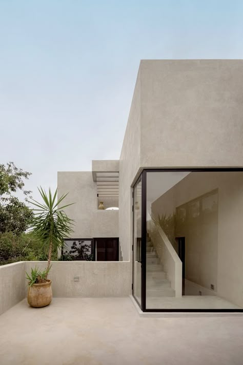 Villa Cava - Picture gallery 12 Glass Bottom Pool, Brutalist House, Bohemian Deco, Smooth Concrete, Square Windows, Concrete Facade, Timeless Architecture, Brutalist Design, Internal Courtyard