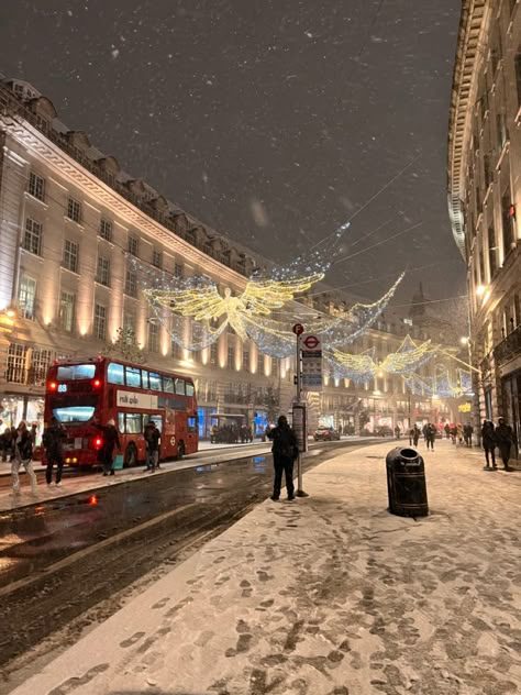 London Life Aesthetic Winter, England Winter Aesthetic, London Christmas Aesthetic, Uk Nostalgia, Uk Snow, Winter Uk, Winter London, Uk Winter, Christmas In London