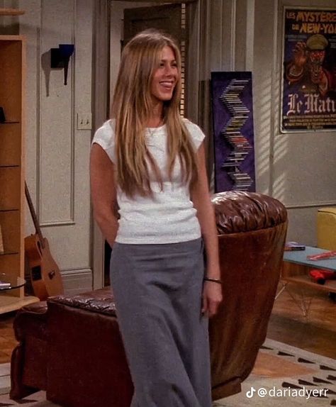 Jennifer Aniston In The 90s, Jennifer Aniston Style 90s Friends, Rachel Green Blue Top, Satc Outfits 90s, Jeniffer Aniston Aesthetic, Rachel Green Trousers, Rachel Friends Style, Jennifer Aniston Fall Outfits, Jennifer Aniston 2000s Outfits