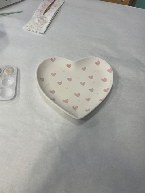 Ceramics Cafe Ideas Design, Heart Pottery Plate, Clay Heart Plate, Ceramic Heart Painting Ideas, Easy Clay Plates, Heart Plate Pottery, Diy Plate Painting Ideas, Pottery Painting Ideas Valentines, Painted Plates Aesthetic