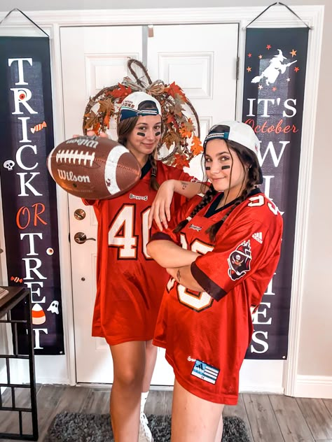 Football Halloween Costume, Halloween Costumes For College, Group Costume Ideas, Teenage Halloween Costumes, College Halloween Costumes, Make Carnaval, Cute Group Halloween Costumes, Friend Costumes, Halloween Costumes For Teens Girls