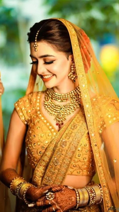 bridal unique = @sachin.mehandi.art शादी की तस्वीरें, Gold Lehenga, Mumbai Wedding, Indian Wedding Bride, Indian Bride Outfits, Bridal Lehenga Collection, Bride Photoshoot, Indian Wedding Photography Poses, Designer Bridal Lehenga