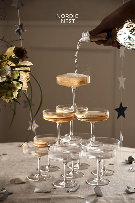 Create your own champagne tower for New Year's. New Year and champagne go hand in hand, and now we are finally allowed to celebrate with our nearest and dearest once again why not do something extravagant to bring in the new year? Build a magnificent champagne tower and create a real Instagram moment! We’ll show you how! Champagne Glass Tower, Winter Engagement Party, Club Vibes, Bday Dinner, Champagne Birthday, Cocktail Photography, Great Gatsby Party, Champagne Tower, Gold Glasses