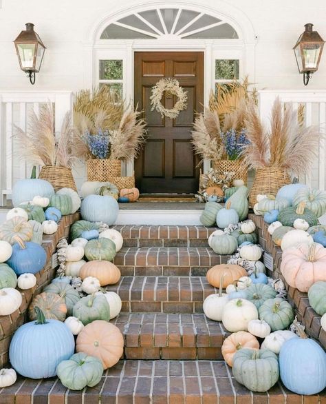 The Glam Pad (@theglampad) • Instagram photos and videos Beachy Fall Decor, Farmhouse Fall Porch Decor, Coastal Fall Decor, Grand Millennial Decor, Fall Front Porch Decor Ideas, Fall Front Porch Ideas, Coastal Fall, Home Office/guest Room, Pumpkin Display