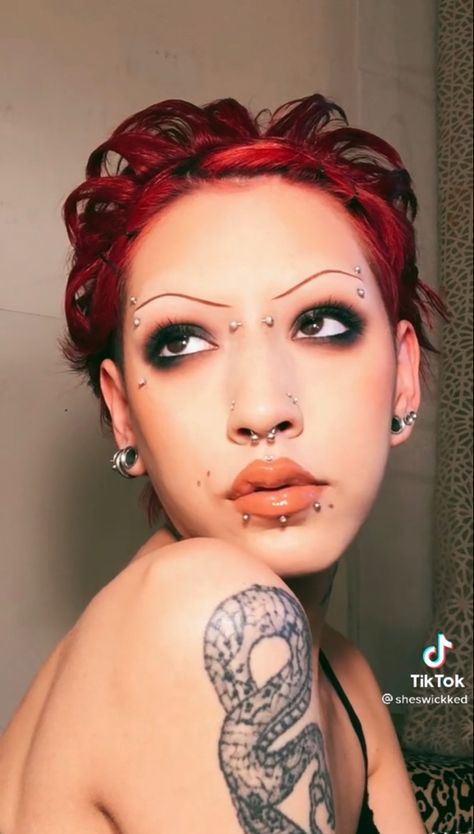 2000s Punk Rock Makeup, 90s Punk Rock Makeup, Nu Metal Makeup Looks, 2000s Punk Makeup, Soft Punk Makeup, 90s Nu Metal Fashion, 90s Rock Makeup, Grunge Prom Hair, Pop Punk Makeup