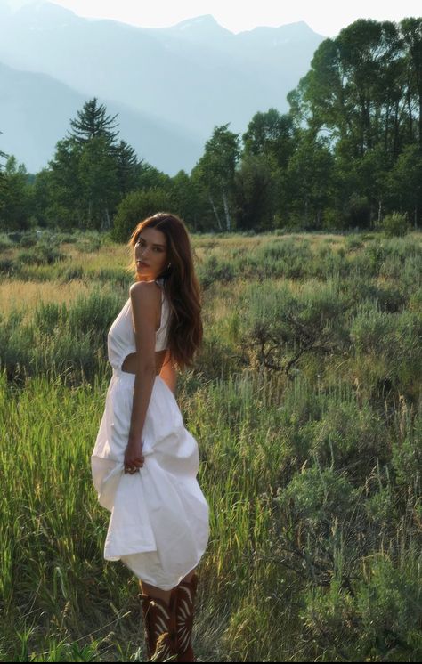 Fairy Cowgirl Aesthetic, Country Dress Aesthetic, Country Dress Photoshoot, Open Field Photoshoot Poses, Country Side Photoshoot Ideas, Alaska Senior Pictures, White Dress Field Photoshoot, Cute Country Photoshoot Ideas, Pasture Photoshoot