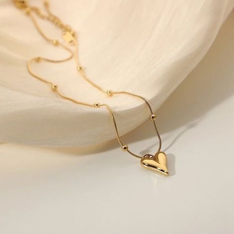 Heart Gold Necklace, 3d Love Heart, خواتم خطوبة, 3d Love, Jewellery Photography Inspiration, Creative Jewelry Photography, Jewelry Photography Styling, Pendant Minimalist, Gold Heart Pendant