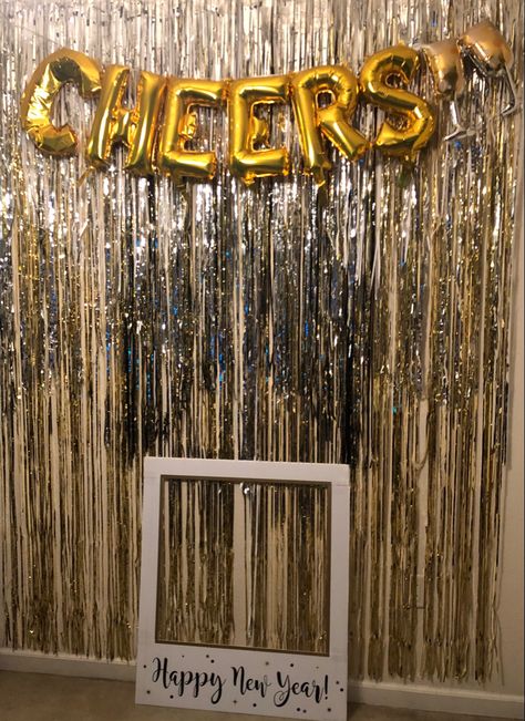 Nye 2024 Theme, New Year Theme Party Ideas Black Gold, New Years Party Backdrop, New Eve Party Ideas, Nye Party Teenagers, Black And Gold Nye Decor, Newyear Party Decoration, New Year’s Party Backdrop, New Year’s Party Decoration Ideas