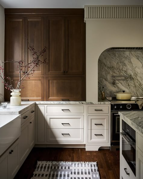 ATLANTA INTERIOR DESIGNER | Dark-stained wood upper cabinets mixed with light-painted lowers is still a 🔥combo, and this showcase of a kitchen designed by… | Instagram Kitchen With Dark Lower Cabinets, Painted Lowers Wood Uppers, Darker Wood Cabinets Kitchen, Dark Floor Light Cabinets Kitchen, Showcase Kitchen, Dark Stained Wood Kitchen Cabinets, English Style Home Interior Design, Dark Upper Cabinets Light Lower Cabinets, Breakfast Cabinet